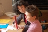 Silvia Oblak von Blickkontakt erklärt Elena Missethon vom GründerInnenzentrum für Menschen mit Handicap die Brailleschrift