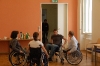 AktionstagteilnehmerInnen probieren den Rollstuhl aus